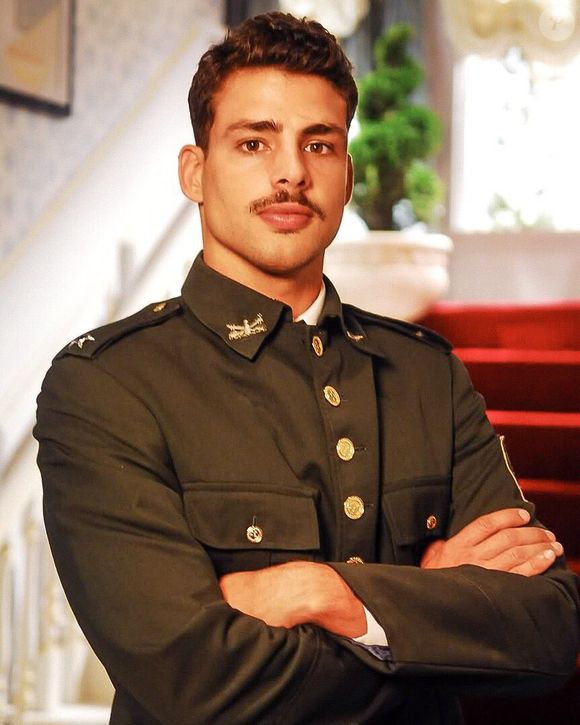 2007: Cauã Reymond surgiu com o cabelo curto e bigode para interpretar Lucas Finnegan em 'Eterna Magia'