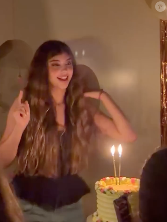 Em um dos vídeos, Grazi Massafera mostrou uma festinha de aniversário intimista que fez para Sofia na última sexta-feira (22)