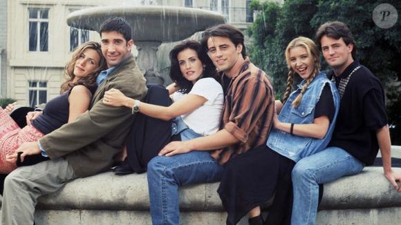 20 anos após fim de 'Friends', Mônica Geller mantém seu legado fashion: 20 fotos dos looks icônicos de Courtney Cox na série