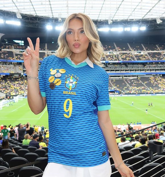 As famosas WAG’s, sigla para 'Wifes and Girlfriends', usada para definir esposas e namoradas dos atletas; como a gaúcha Gabrielly, companheira do atacante convocado Endrick