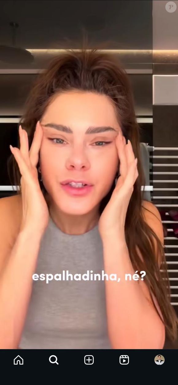 Em meio a críticas e comparações, Carolina Dieckmmann rebate comentários sobre sua aparência e reforça que está longe de procedimentos durante férias