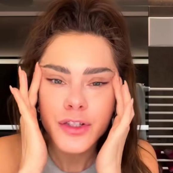 Em meio a críticas e comparações, Carolina Dieckmmann rebate comentários sobre sua aparência e reforça que está longe de procedimentos durante férias