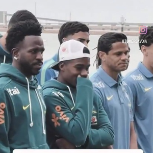 Jogadores da Seleção Brasileira foram filmados durante a recepção com uma cerimônia tradicional dos Wulgurukaba, em Townsville, na Austrália