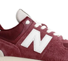 Tênis da New Balance modelo  574 V2 é considerado unissex e traz a cor vinho, lembrando licor de cereja, como a protagonista.