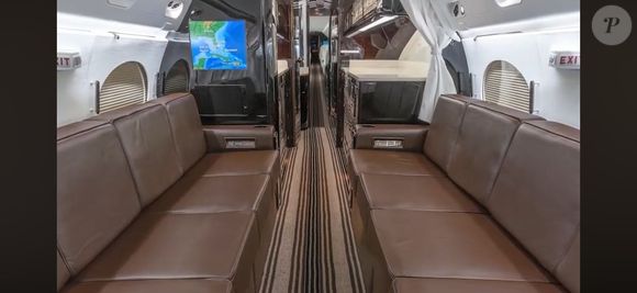 Assentos em couro e configuração modular garantem conforto no avião de Lionel Messi