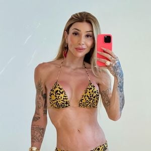 Maya Massafera exibiu a barriga sarada em foto de biquíni animal print
