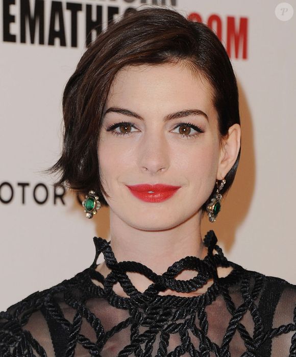 2014: quase dois anos depois da mudança de visual, assim estava o cabelo de Anne Hathaway crescendo