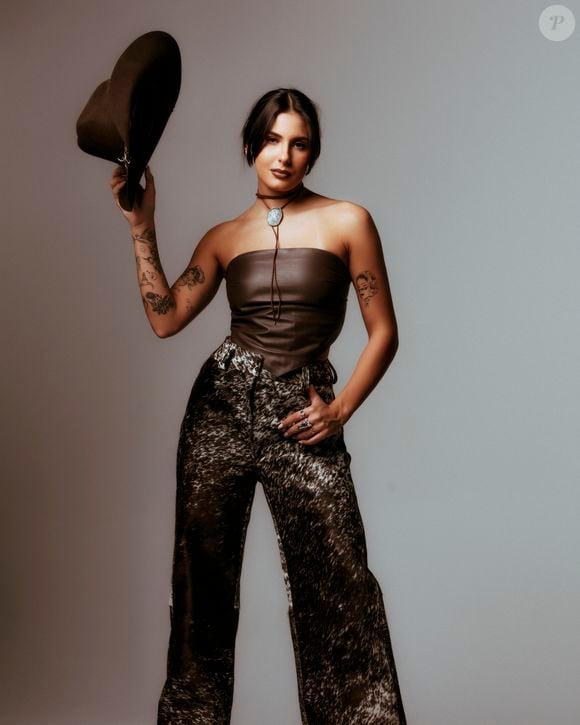 Marrom e brilho: a cantora Ana Castela é fã desta combinação