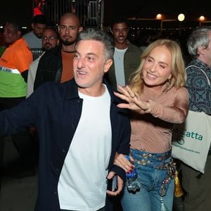 Para complementar a produção, Angélica apostou em um tênis Stella McCartney com sola plataforma