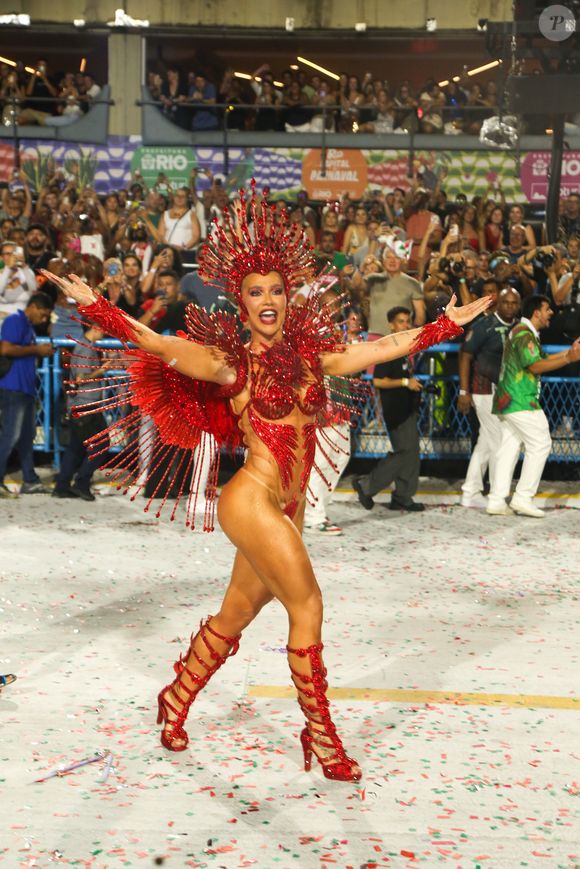 Virginia Fonseca teve estreia conturbada como rainha de bateria no Carnaval 2026 da Grande Rio