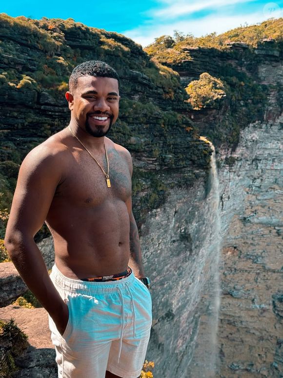 Davi Brito não teve contrato renovado pela Globo após se envolver em uma série de escândalos, um deles de cunho comercial