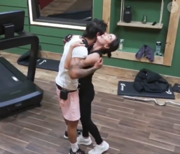 omprometidos e polêmicos! Beijos, abraços e até uma “ereção involuntária” colocam Michelle e Shia no centro das atenções do reality da Record TV