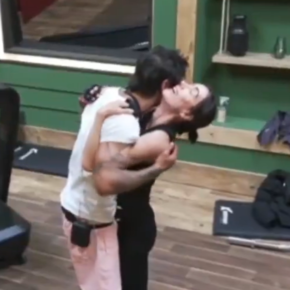 omprometidos e polêmicos! Beijos, abraços e até uma “ereção involuntária” colocam Michelle e Shia no centro das atenções do reality da Record TV