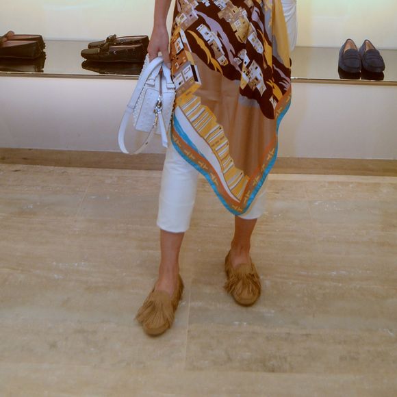 Camila Queiroz combinou blusa de estampa lenço com mocassim de franjas da marca Tod's