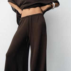 A calça rústica com aberturas laterais da Zara é uma opção para quem deseja renovar o guarda-roupa na Primavera 2026 sem gastar mais de R$ 180. Disponível em diferentes tonalidades, a peça tem modelagem ampla e cintura alta, além de uma proposta boho-chic que combina com blusas leves e sandálias