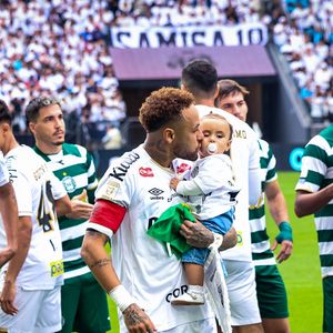 Filhas de Neymar viralizaram nas redes sociais após aparecerem ao lado de Bruna Biancardi em partida decisiva do Santos pelo Brasileirão