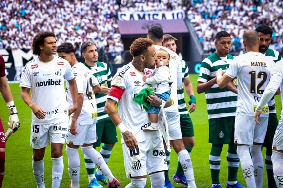 Filhas de Neymar viralizaram nas redes sociais após aparecerem ao lado de Bruna Biancardi em partida decisiva do Santos pelo Brasileirão