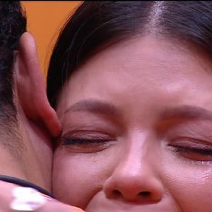 Vitória foi consolada por diversos brothers, incluindo Thamiris, após eliminação de Mateus