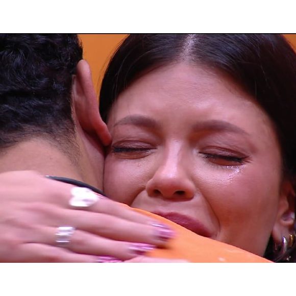 Vitória foi consolada por diversos brothers, incluindo Thamiris, após eliminação de Mateus