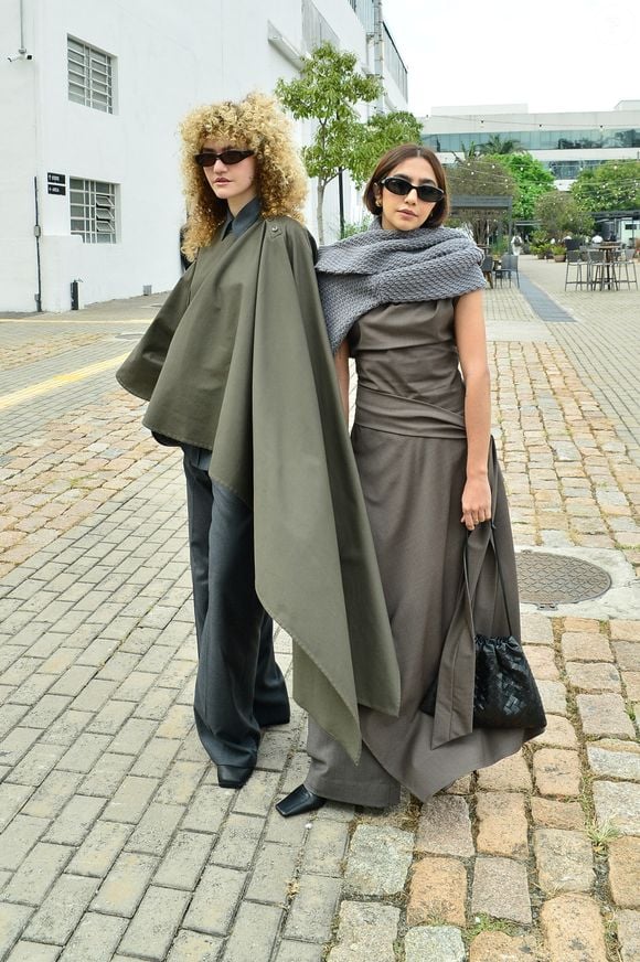 O duo Anavitória apostou em dois looks completamente diferentes, mas ambos estilosos à sua maneira
