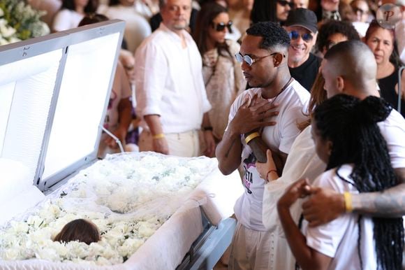 Ao lado de amigos, O Kannalha, cujo nome é Danrlei Orrico, se emocionou com a despedida