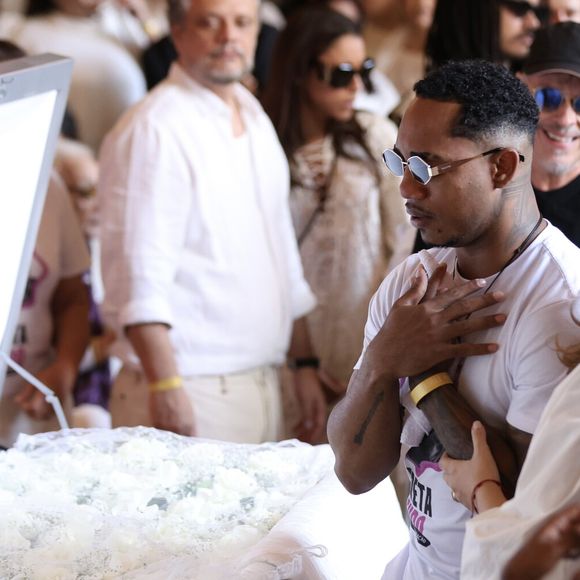 Ao lado de amigos, O Kannalha, cujo nome é Danrlei Orrico, se emocionou com a despedida