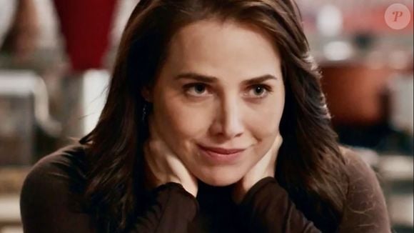 Adriana se apresenta como sócia da joalheria em cena de 26 de setembro da novela 'Quem ama cuida'