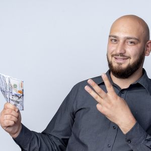 Dinheiro, PIX ou cartão? Segundo especialistas citados pelo portal argentino TN, quem paga em dinheiro pode perceber os gastos de forma mais consciente, favorecendo o planejamento financeiro. Saiba mais