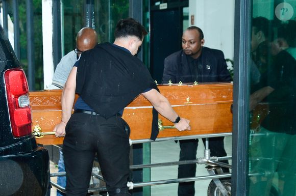 Corpo de JP Mantovani chega para velório e sepultamento no cemitério Gethsêmani Anhanguera em 22 de setembro de 2025