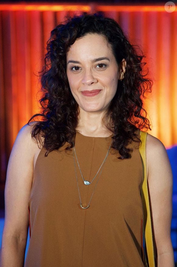 Cecília (Maeve Jinkings) pensa em fazer as pazes com Marco Aurélio (Alexandre Nero) por causa de Sarita (Luara Telles), que sente saudades do tio.