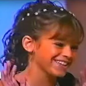 'Foi o Falabella que me ensinou': Bruna Marquezine dá alfinetada divertida no ator ao mentir a idade no palco