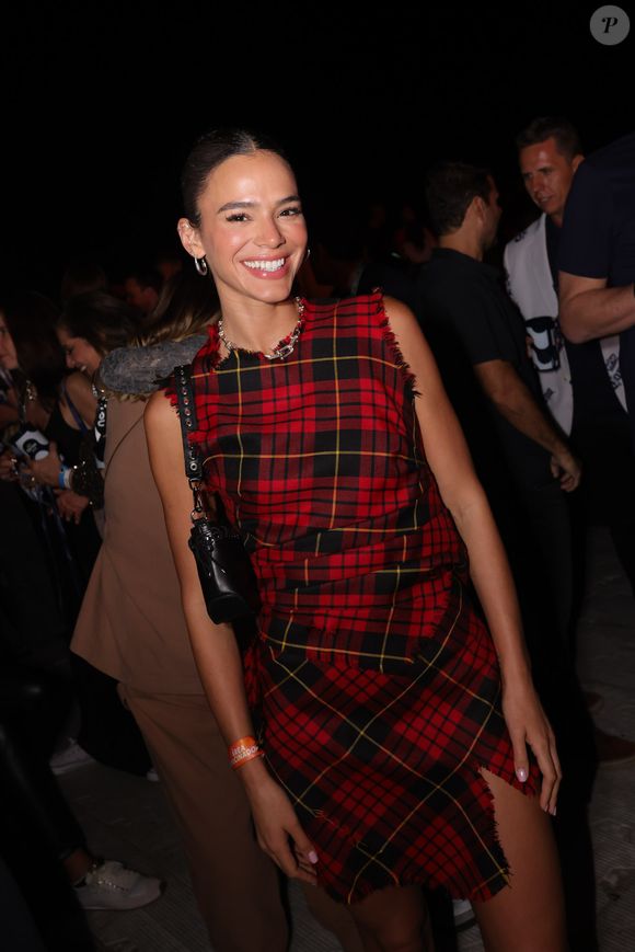 Ao que tudo indica, a bota de couro e bico quadrado de Bruna Marquezine é da marca Acnes Studios