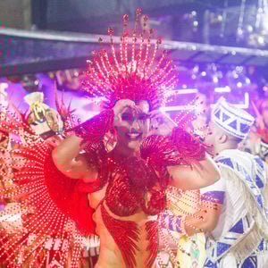 Rainha da Grande Rio, Virgínia acenou com coração no fim do desfile