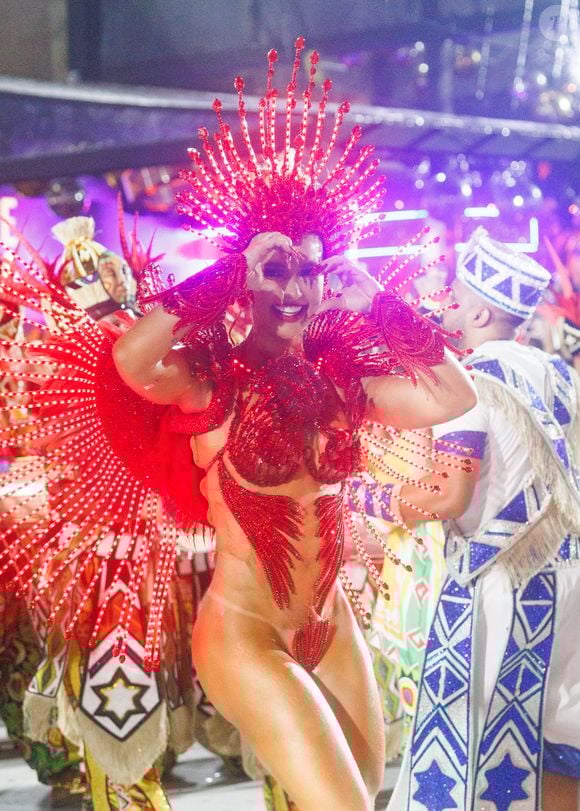Rainha da Grande Rio, Virgínia acenou com coração no fim do desfile