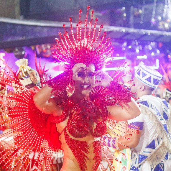 Rainha da Grande Rio, Virgínia acenou com coração no fim do desfile