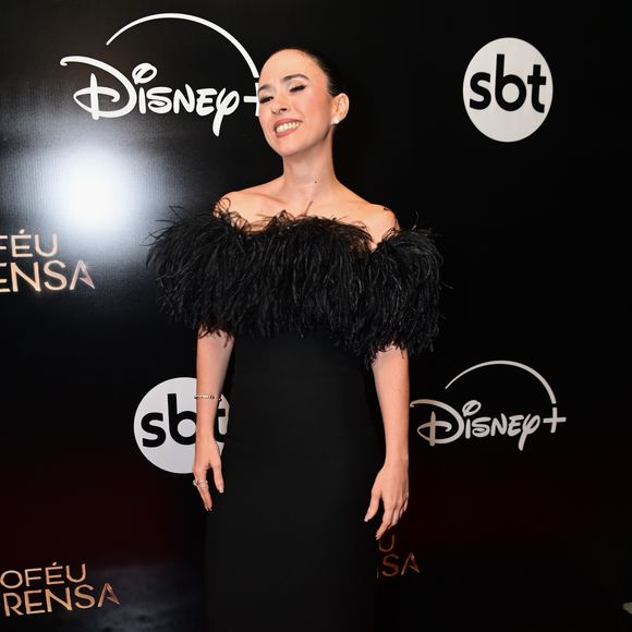 Com bom humor e elegância, Tata Werneck surgiu no Troféu Imprensa, em São Paulo, com um look todo preto. O destaque ficou por conta do vestido longo com plumas
