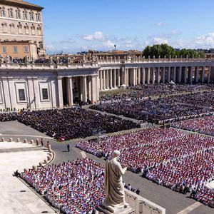 Diversas pessoas acompanharam o funeral do Papa Francisco.