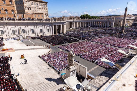 Diversas pessoas acompanharam o funeral do Papa Francisco.