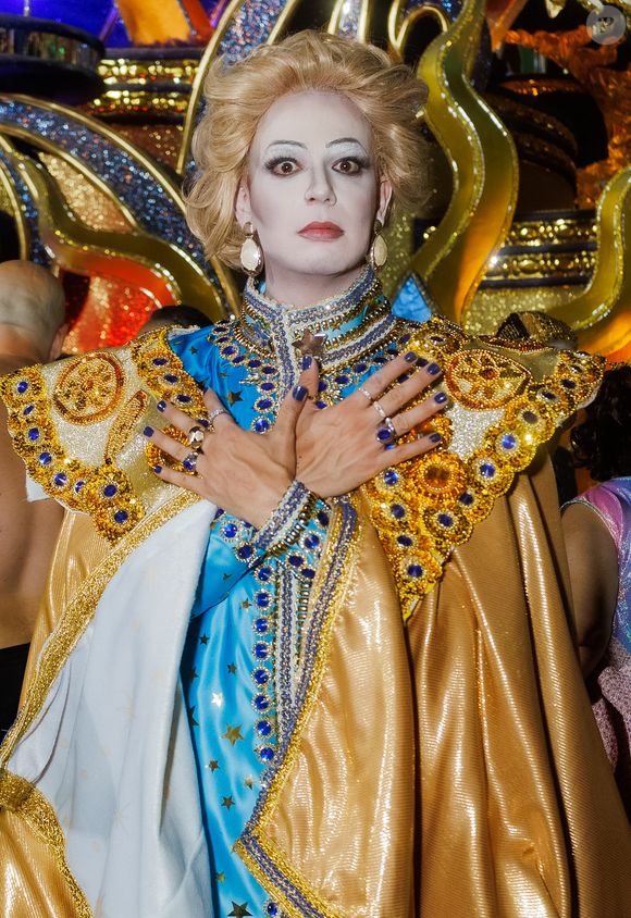 Carnaval 2026: Vitor diCastro encarnou Walter Mercado em desfile da Rosas de Ouro