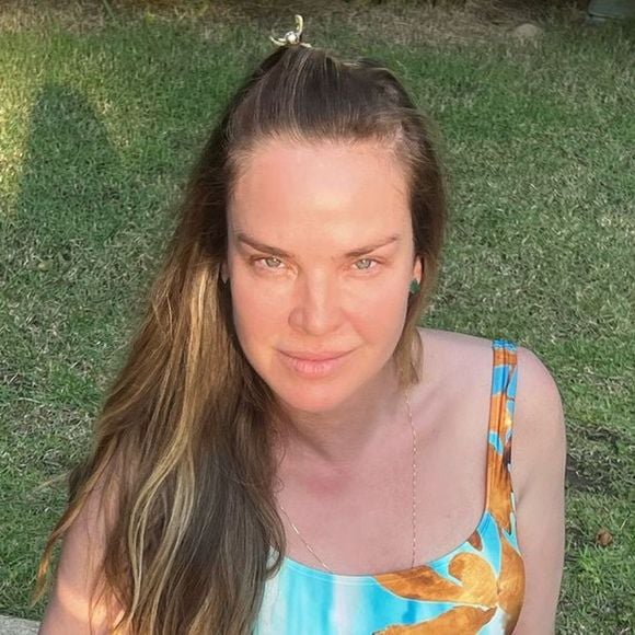 Lembra dela? Leticia Birkheuer posa de biquíni em praia da Bahia e impressiona a web com corpo definido