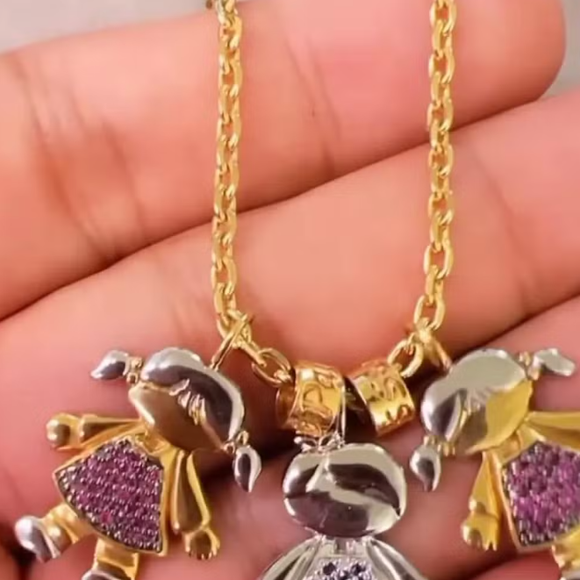 Colar usado por Leonardo durante o show também teve o pingente de José Leonardo acrescido, após o nascimento do caçula.