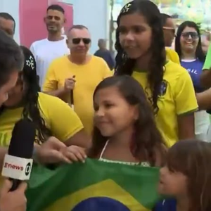 Às vésperas de Brasil x Escócia, uma menina chamou Neymar de 'cai-cai' em entrevista ao vivo e provocou uma onda de reações nas redes sociais