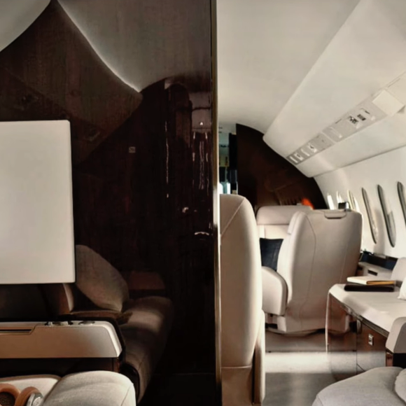O luxuoso Dassault Falcon 900 LX do atacante Neymar é presença frequente no litoral de Santa Catarina e chama atenção por seu tamanho, já que não cabe nos hangares do aeroporto catarinense, de acordo com informações apuradas pelo ND Mais