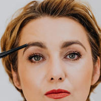 A partir dos 50, é fundamental preencher as sobrancelhas para rejuvenescer o rosto e destacar o olhar