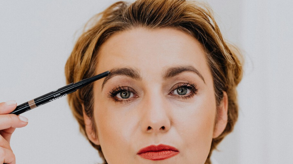 A partir dos 50, é fundamental preencher as sobrancelhas para rejuvenescer o rosto e destacar o olhar