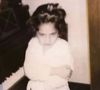 Essa menina emburrada nos anos 90 jamais pensou que se tornaria uma bilionária que já rodou o mundo e ganhou um Oscar. Reconhece?
