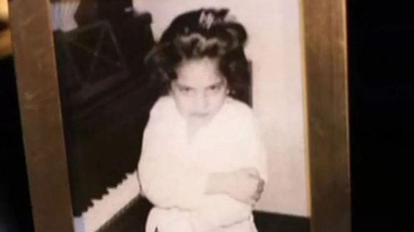 Essa menina emburrada nos anos 90 jamais pensou que se tornaria uma bilionária que já rodou o mundo e ganhou um Oscar. Reconhece?