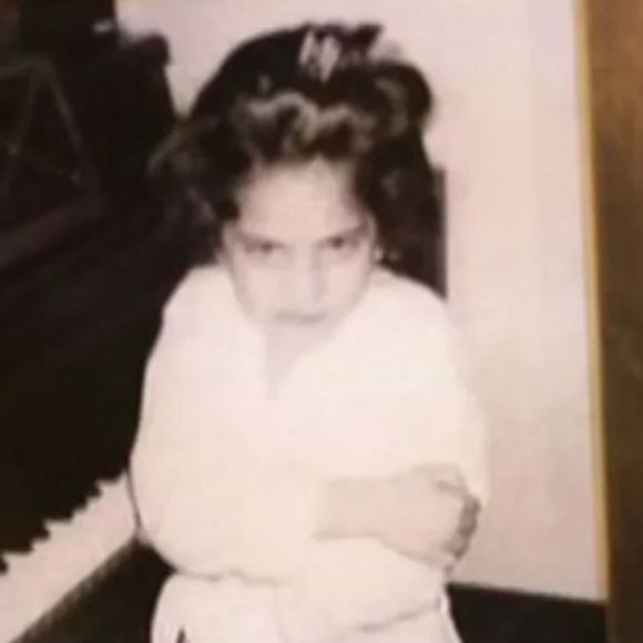 Essa menina emburrada nos anos 90 jamais pensou que se tornaria uma bilionária que já rodou o mundo e ganhou um Oscar. Reconhece?