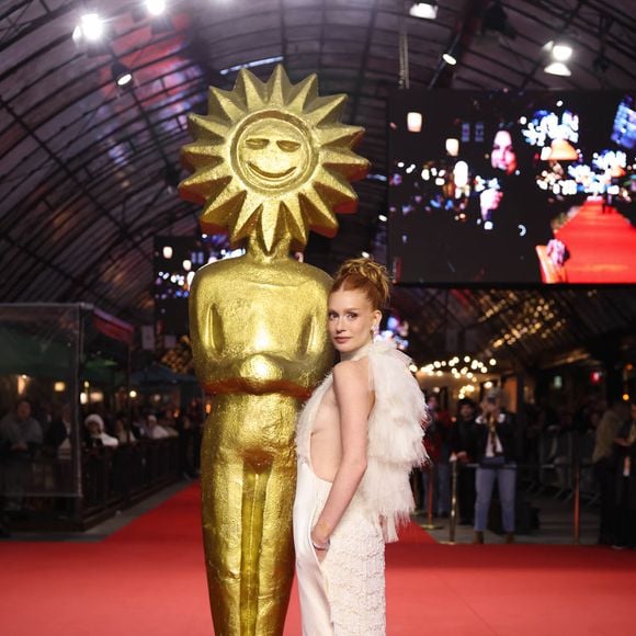 O look de Marina Ruy Barbosa no Festival de Gramado teve vestido off-white com saia reta, top de tule e cauda de franjas