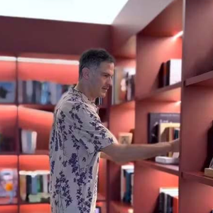 A sala de jantar ganhou grande estante repleta de livros e objetos decorativos reforça o lado intelectual e artístico do ator.